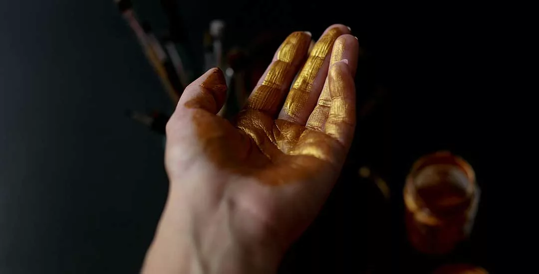 Gold in hand — comparing an ISA against investing in gold for contractors.