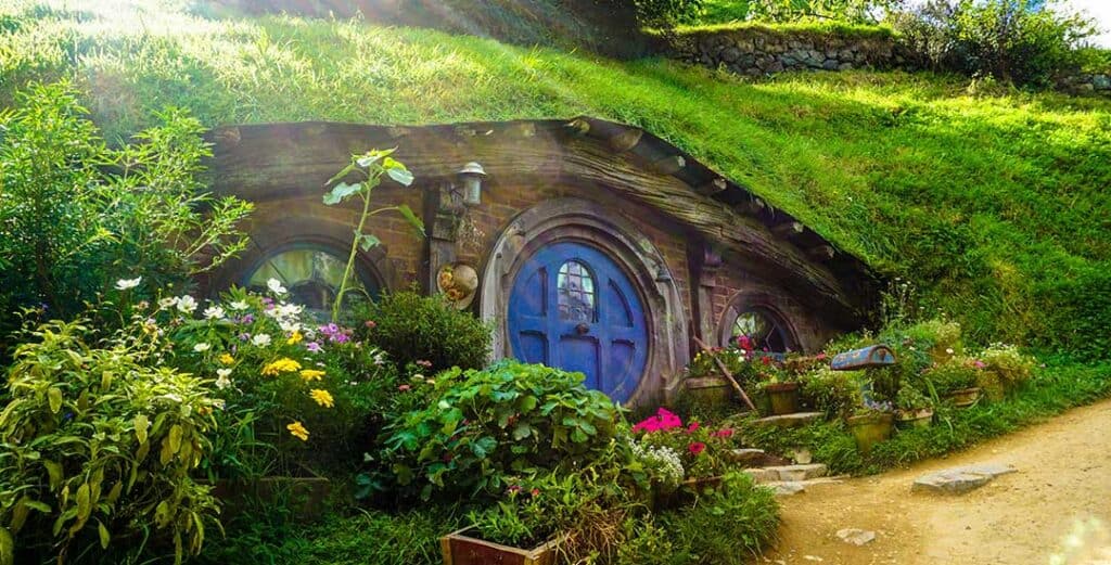 image of hobbit hole at hobbiton new zealand
